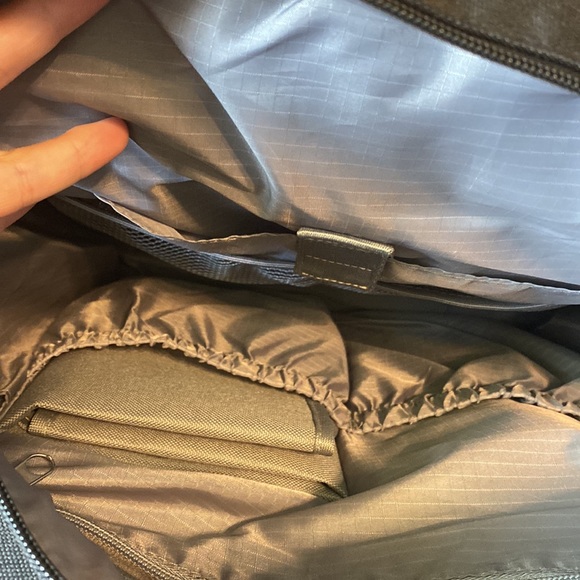 J J Cole diaper bag with removable crossbody - Picture 3 of 4